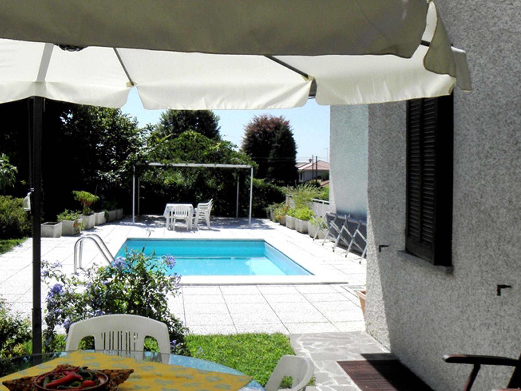 B&B Villa Monterosa con Piscina Castronno Exterior foto